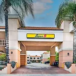 Super 8 By Wyndham North Hollywood
